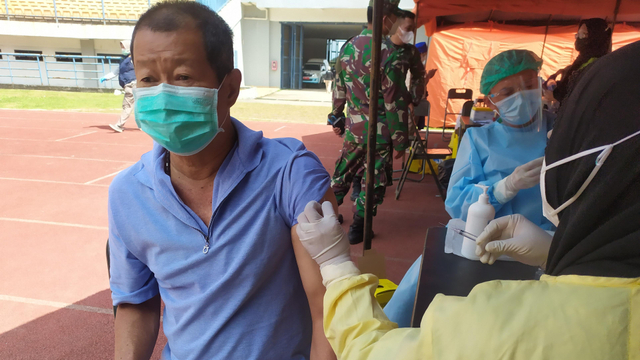 Vaksinasi Massal di Stadion GBLA. Foto: Rachmadi Rasyad/kumparan