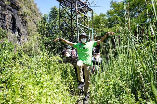 Menparekraf Sandiaga Uno bersama Atta Halilintar dan Thariq Halilintar, mengunjungi Kampoeng Karst Rammang Rammang, Kabupaten Maros, Sulawesi Selatan, Kamis (17/6).  Foto: Dok. Kemenparekraf