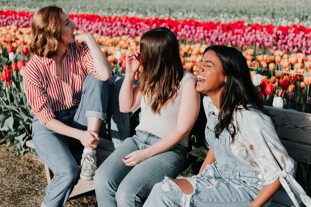 Ilustrasi tertawa karena tebak-tebakan lucu Foto: Unsplash