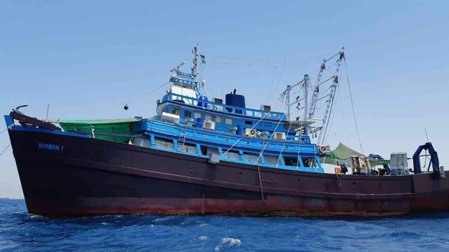 KBRI Muscat memberikan bantuan kepada ABK WNI di kapal Marean 1. Foto: KBRI Muscat