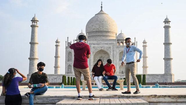 Taj Mahal kembali dibuka untuk turis. Foto: AFP/MONEY SHARMA
