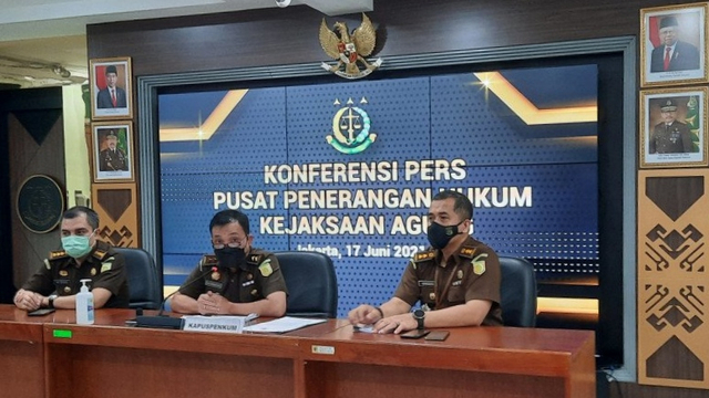 Kepala Pusat Penerangan Hukum (Kapuspenkum) Kejagung Leonard Eben Ezer Simanjuntak (tengah) memberikan keterangan pers terkait pemulangan buronan Adelin Lis di Jakarta, Kamis (17/6).  Foto: Laily Rahmawaty/ANTARA
