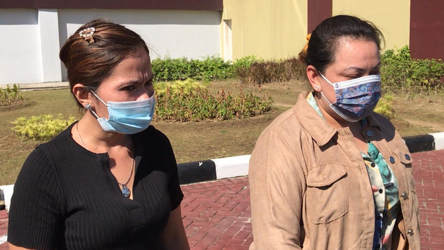 DUA perempuan ikut ditangkap oleh Ditnarkoba Polda Riau. Satu di antaranya berinisial W, ditangkap bersama suaminya, N, di rumah megah bak istana di Kampung Dalam, Pekanbaru, Kamis (17/6/2021). 