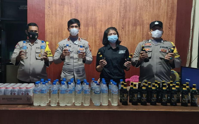 Barang bukti miras saat diamankan di Mapolsek. Foto: Istimewa