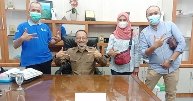 Komunitas Tangan Di Atas (TDA) dmaerah Gresik bersama Wakil Ketua DPRD Gresik, Ahmad Nurhamim. foto/dok