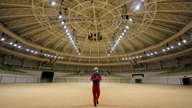 Petugas meninjau Venue Istora Papua Bangkit yang digunakan untuk pelaksanaan PON XX 2021 di Kampung Harapan, Distrik Sentani Timur, Kabupaten Jayapura, Papua, Kamis (17/6/2021). Foto: Indrayadi TH/ANTARA FOTO