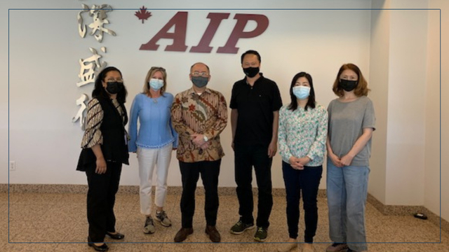 Konsul Jenderal RI Toronto, Leonard F. Hutabarat, Ph.D., dan wakil Waisai Sagara Inc. dalam kunjungan ke AIP Seafood Company di Toronto pada Selasa, 15 Juni 2021