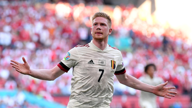 Pemain Belgia Kevin De Bruyne berselebrasi usai mencetak gol kedua mereka dengan rekan setimnya, di Stadion Parken, Kopenhagen, Denmark, Kamis (17/6). Foto: Pool via REUTERS