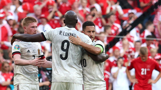 Pemain Belgia Eden Hazard, Kevin De Bruyne dan Romelu Lukaku merayakan kemenangan setelah pertandingan, di Stadion Parken, Kopenhagen, Denmark, Kamis (17/6). Foto: Pool via REUTERS