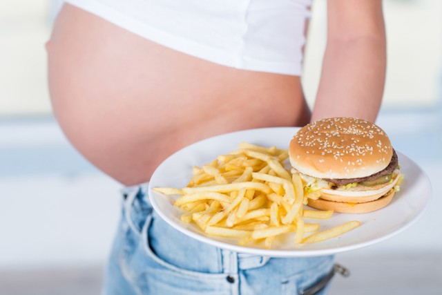 Ibu hamil makan junk food. Foto: Shutter Stock