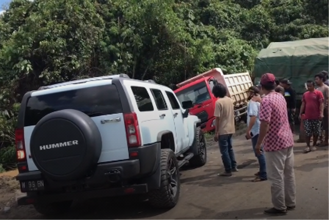 Mobil Hummer menarik truk yang terperosok. Foto: Tangkapan Layar TikTok @bbgaryw