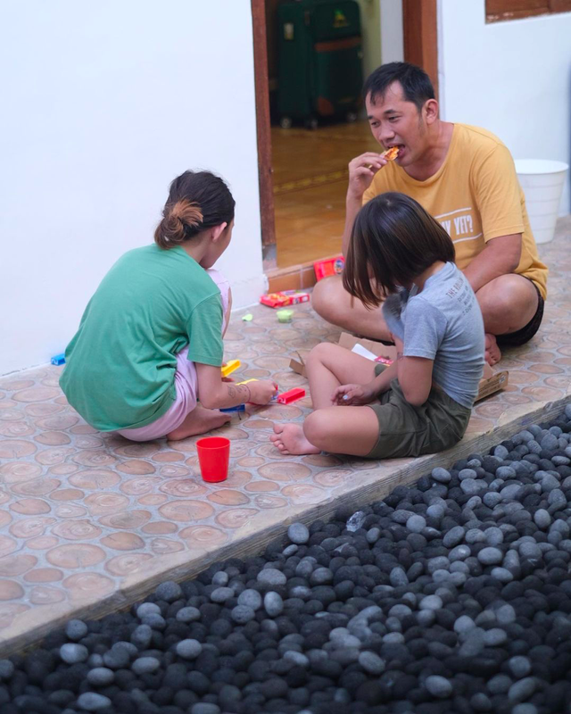 Hanung Bramantyo bersama dua anaknya saat isolasi mandiri usai positif COVID-19. Foto: Instagram @hanungbramantyo