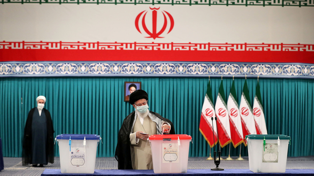 Suasana pemilu di Iran. Foto: Official Khamenei website/Handout via REUTERS