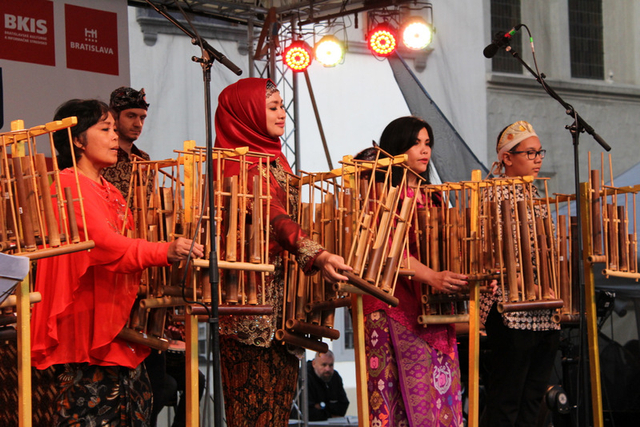 Ilustrasi cara memainkan angklung. Sumber: Kemlu