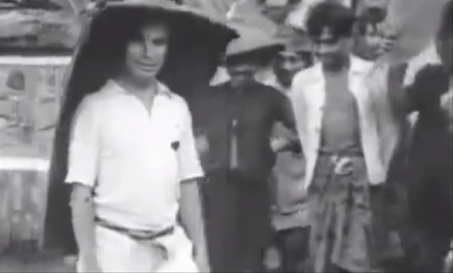 Viral video lawas pelawak ternama Charlie Chaplin berkunjung ke Bali dan hibur warga pada 1932. (Foto: Instagram/@perfectlifeid)