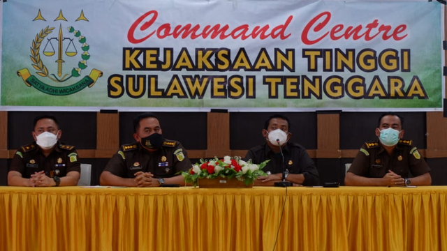 Kejati Sultra saat menggelar konfrensi pers penetapan tersangka korupsi pertambangan. Foto: Deden Saputra/kendarinesia.