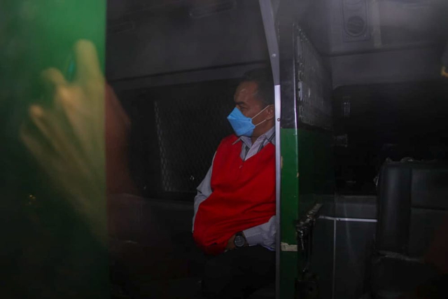 Salah satu tersangka korupsi izin tambang di Dinas ESDM Sultra telah ditahan Kejati Sultra. Foto: Deden Saputra/kendarinesia.