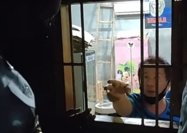  Adu mulut antara Wakil Bupati Kotawaringin Timur, Irawati, dengan seorang bos miras. Foto: IST