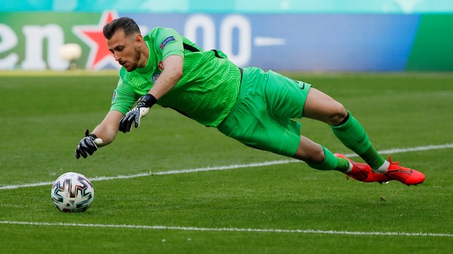 Aksi kiper Slowakia, Dubravka pada laga antara Swedia vs Slowakia di Euro 2020. Foto: Kirill Kudryavtsev/REUTERS
