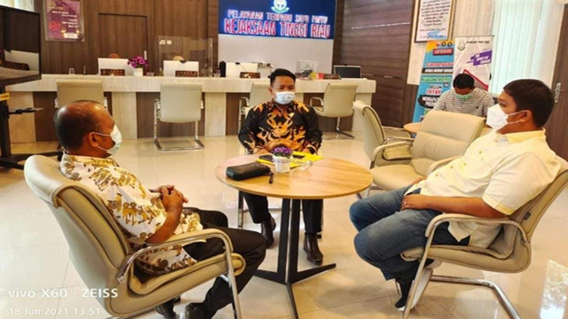 BUPATI Kuantan Singingi (Kuansing), Andi Putra (kanan) saat melaporkan Kepala Kejaksaan Negeri (Kajari) Kuansing, Hadiman, Jumat (18/6/2021), ke Kejaksaan Tinggi Riau.