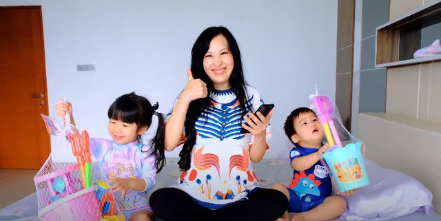 Mommy Louisse Scarlett Berbagi Kisah Parenting Melalui YouTube
