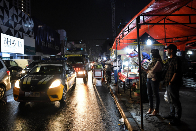 Personel kepolisian melakukan patroli pengawasan protokol kesehatan di kawasan kuliner Jalan Sabang, Jakarta, Jumat (18/6).  Foto: Hafidz Mubarak A/ANTARA FOTO