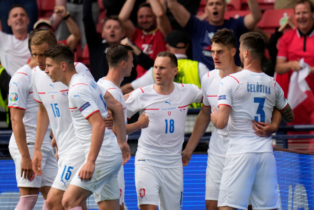 Selebrasi pemain Republik Ceko usai mencetak gol ke gawang Kroasia pada pertandingan lanjutan Grup D Euro 2020 di Hampden Park, Glasgow, Skotlandia, Inggris. Foto: Petr David Josek/Pool/REUTERS