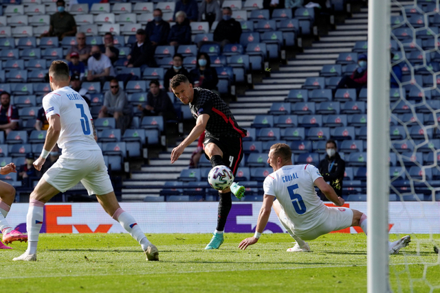 Pemain Kroasia Ivan Perisic mencetak gol ke gawang Republik Ceko pada pertandingan lanjutan Grup D Euro 2020 di Hampden Park, Glasgow, Skotlandia, Inggris. Foto: Petr David Josek/Pool/REUTERS