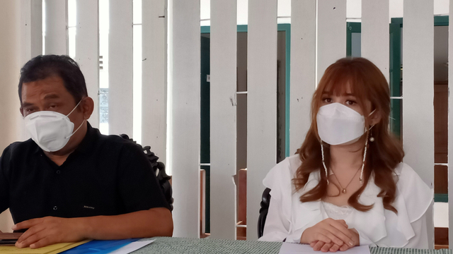 Michelle Kuhnle (kanan) bersama pengacaranya, Muhammad Taufiq (kiri). (dok)