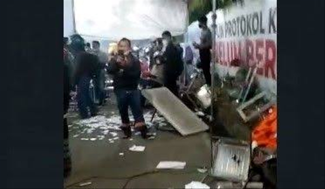 Tangkapan layar kericuhan yang terjadi di pos penyekatan Suramadu Jumat (18/6) dini hari.