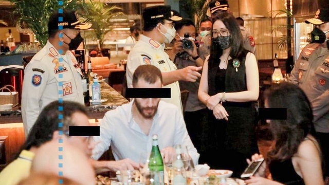 Gubernur DKI Jakarta Anies Baswedan lakukan sidak gabungan beserta jajaran Forkopimda di daerah Senopati dan Kemang, Jumat (18/6). Foto: Instagram/@aniesbaswedan