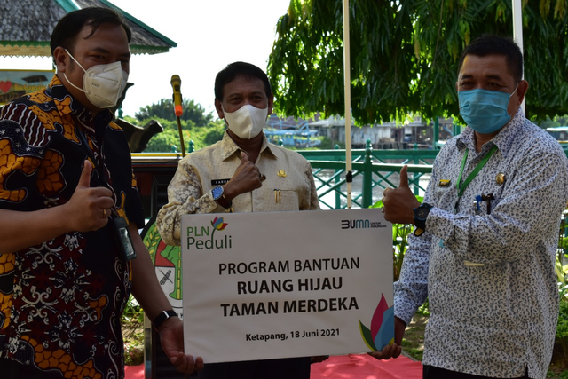PLN menyerahkan bantuan untuk ruang terbuka hijau di Taman Merdeka Ketapang. Foto: Dok PLN Kalbar
