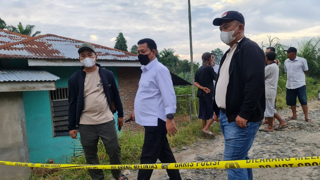 Polisi saat melakukan olah TKP di lokasi pembunuhan wartawan di Sumut. Foto: Dok. Istimewa