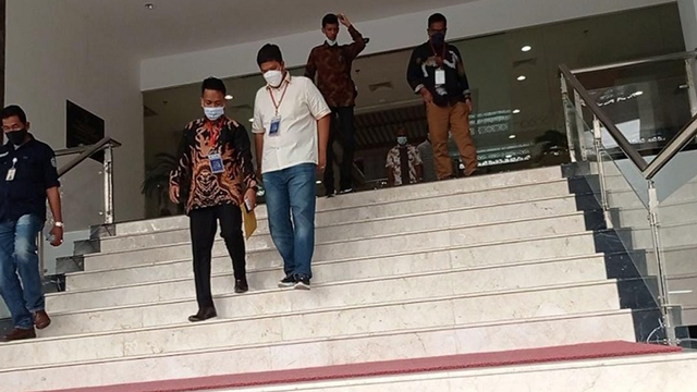 BUPATI Kuantan Singingi (Kuansing) Riau, Andi Putra (baju putih) saat menuruni tangga Kantor Kejaksaan Tinggi (Kejati) Riau bersama kuasa hukumnya, Dodi Fernando, Jumat (18/6/2021). 