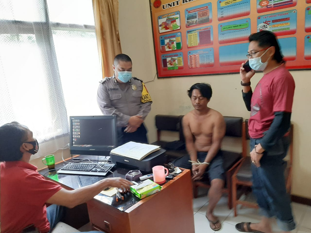 Pembuat video Asep Sarkamullah berikut empat kawannya yang ada di video langsung digelandang ke Polsek Ciwaru pada Sabtu (19/06/2021). (Andri)