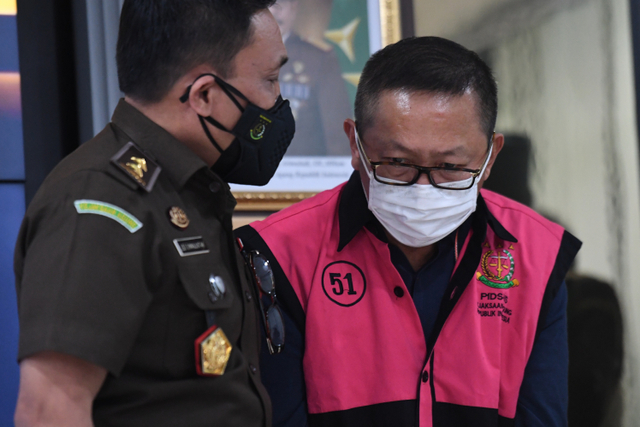 Terpidana kasus pembalakan liar Adelin Lis dihadirkan saat konferensi pers terkait pemulangannya di Kejaksaan Agung, Jakarta, Sabtu (19/6).  Foto: Hafidz Mubarak A/ANTARA FOTO
