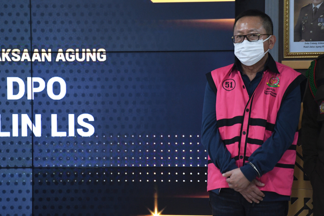 Terpidana kasus pembalakan liar Adelin Lis dihadirkan saat konferensi pers terkait pemulangannya di Kejaksaan Agung, Jakarta, Sabtu (19/6).  Foto: Hafidz Mubarak A/ANTARA FOTO