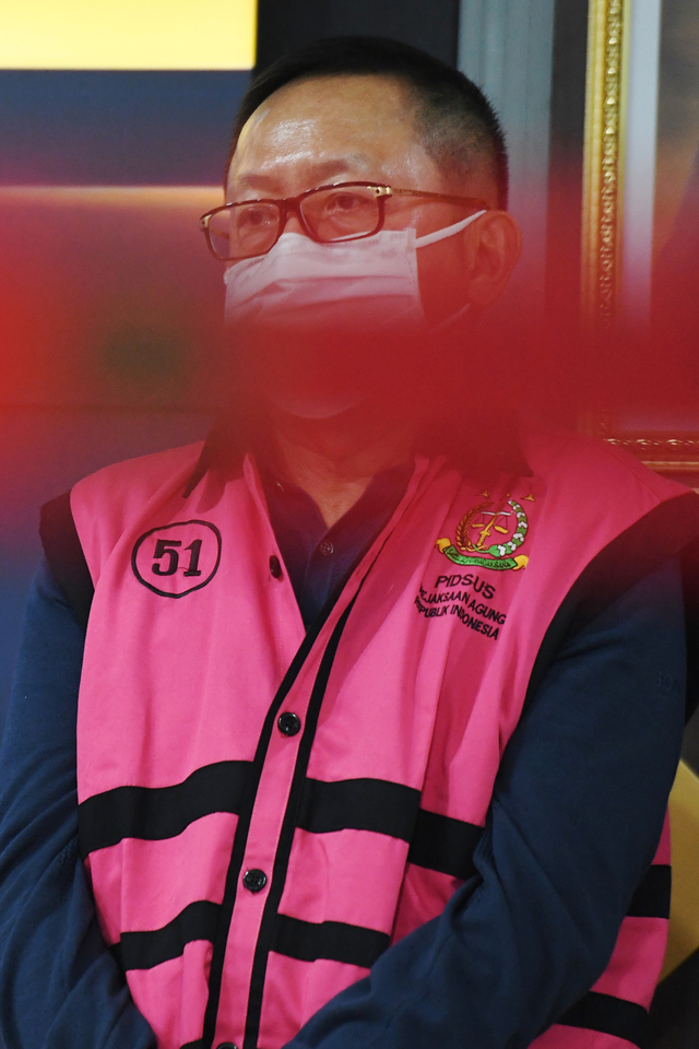 Terpidana kasus pembalakan liar Adelin Lis dihadirkan saat konferensi pers terkait pemulangannya di Kejaksaan Agung, Jakarta, Sabtu (19/6).  Foto: Hafidz Mubarak A/ANTARA FOTO