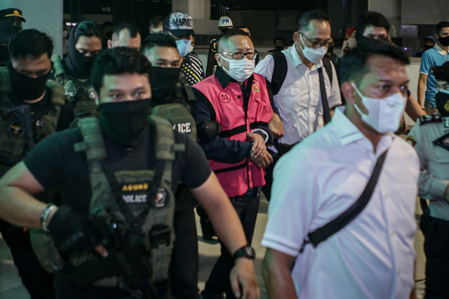 Terpidana kasus pembalakan liar Adelin Lis (tengah) dibawa oleh petugas setibanya di Bandara Soekarno Hatta, Tangerang, Banten, Sabtu (19/6).  Foto: Fauzan/ANTARA FOTO