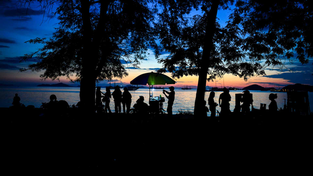 Wisatawan menikmati wisata Pantai Pede di Labuan Bajo, Manggarai Barat, Nusa Tenggara Timur, Sabtu (19/6/2021). Foto: Rivan Awal Lingga/ANTARA FOTO