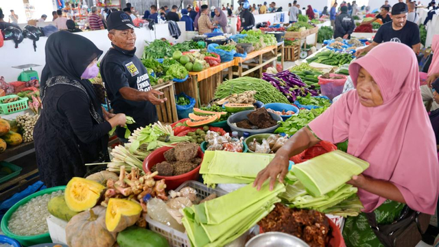 Suasana di Pasar Almahirah Banda Aceh, sebagian abai masker. Foto: Suparta/acehkini
