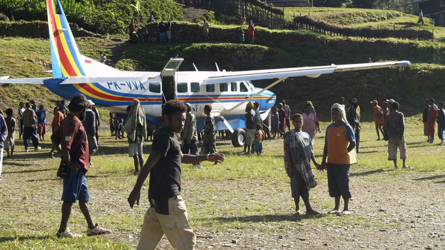 Pesawat perintis yang parkir di Bandara Mulia, Kabupaten Puncak Jaya. (BumiPapua.com/Lazore) 