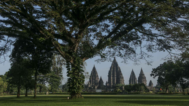Suasana kawasan Wisata Candi Prambanan yang tutup di Sleman, DI Yogyakarta, Minggu (20/6/2021). Foto: Hendra Nurdiyansyah/ANTARA FOTO
