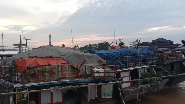 Kapal muatan sembako ditahan. Foto: Istimewa 