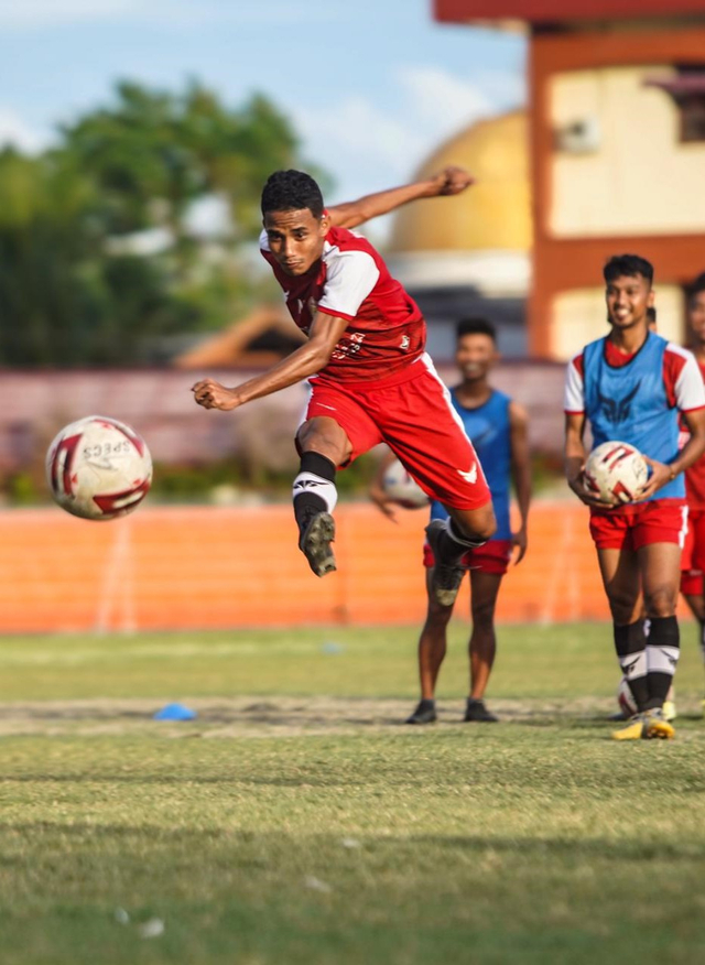 Pemain Persiraja menjalani latihan di Stadion H Dimurthala, Banda Aceh, sebagai persiapan menghadapi Liga 1 2021. Foto: Dok. MO Persiraja