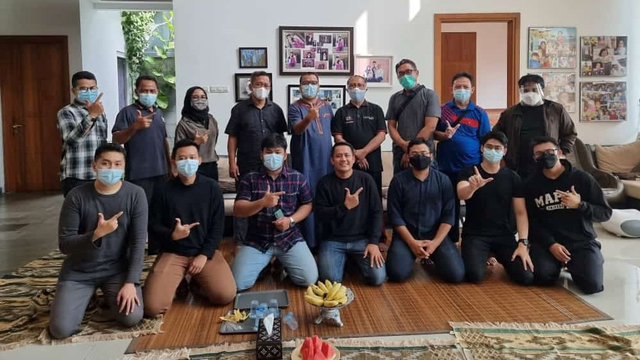 Denny Indrayana usai rapat membahas hasil PSU Pilgub Kalsel. Foto: Facebook/@Denny Indrayana