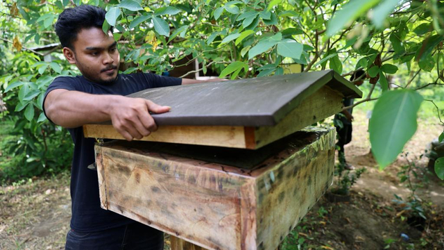 Khairil Fattah, pembudi daya lebah madu kelulut di Desa Lambadeuek, Peukan Bada, Kabupaten Aceh Besar. Foto: Suparta/acehkini 