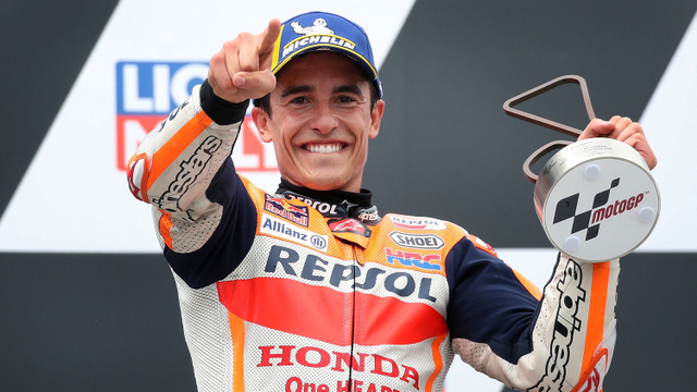 Selebrasi kemenangan Marc Marquez di Grand Prix MotoGP Jerman di sirkuit balap Sachsenring. Foto: Ronny Hartmann / AFP
