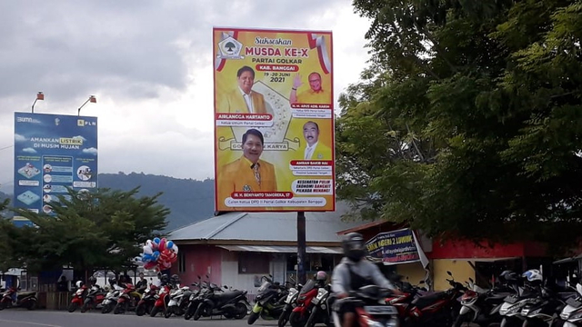 Baliho yang memuat foto Ketua Umum DPP Partai Golkar Airlangga Hartarto kawasan Kilometer 5, Kelurahan Maahas, Kecamatan Luwuk Selatan, Kabupaten Bangai, Sulteng. Foto: Alisan/PaluPoso