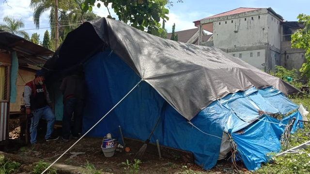 Tenda yang dihuni Diana beserta suami, tiga orang anak, dan tiga keponakannya. Foto: Awal Dion/SulbarKini